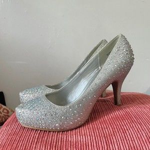 DREAM PAIRS EMBELLISHED SHINY WHITE GREY HEEL PUMPS